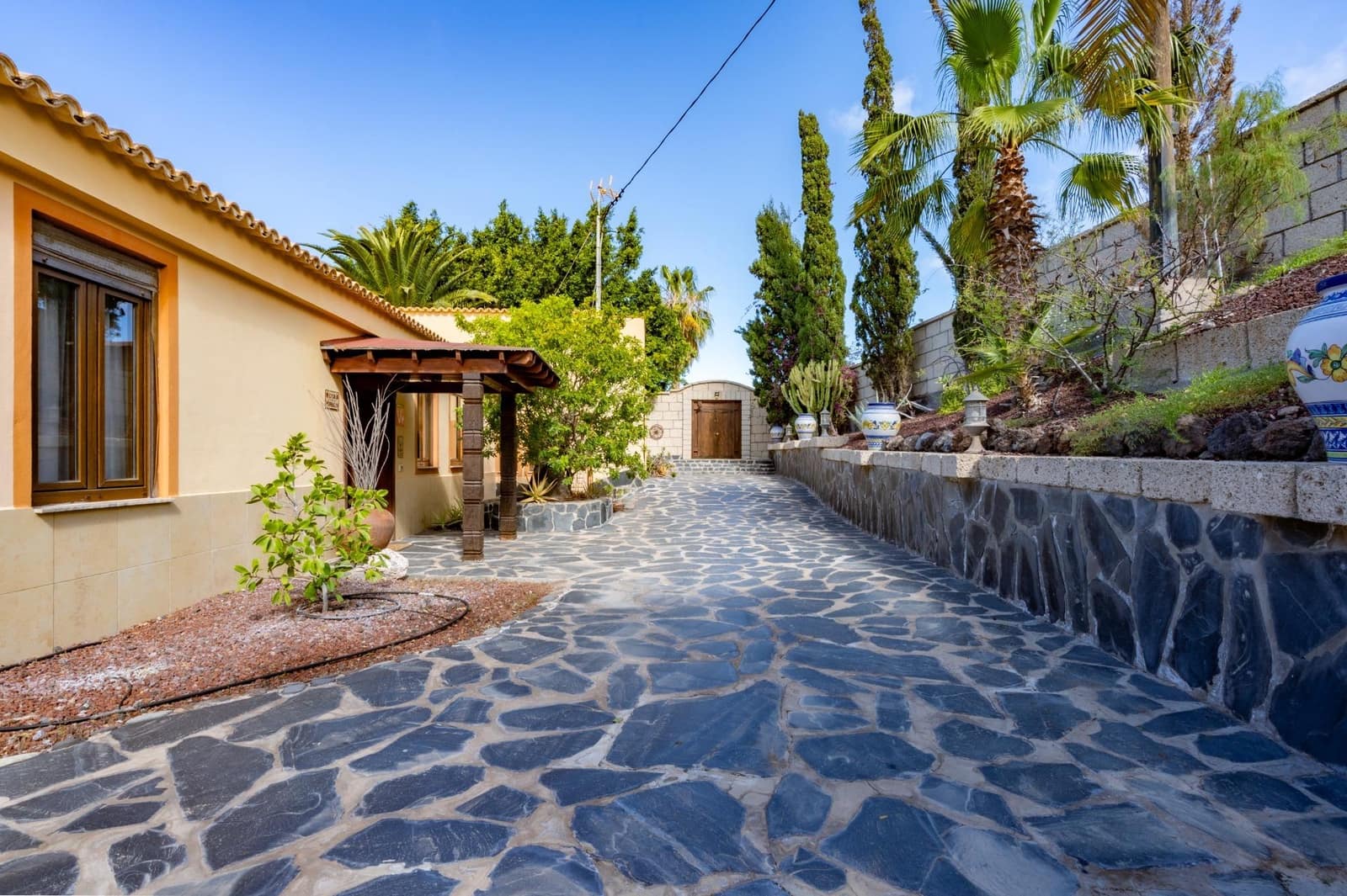 14 bedroom Villa for sale in Guia de Isora with pool - € 2,499,000 (Ref: 9670761)