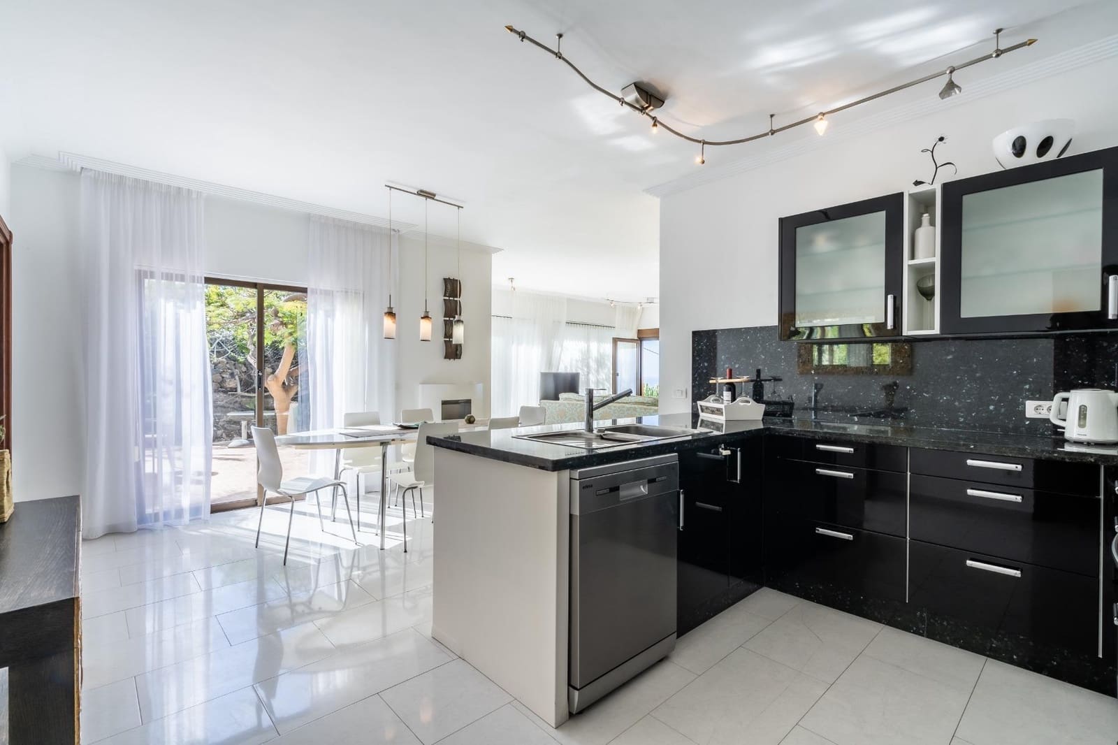 14 bedroom Villa for sale in Guia de Isora with pool - € 2,499,000 (Ref: 9670761)