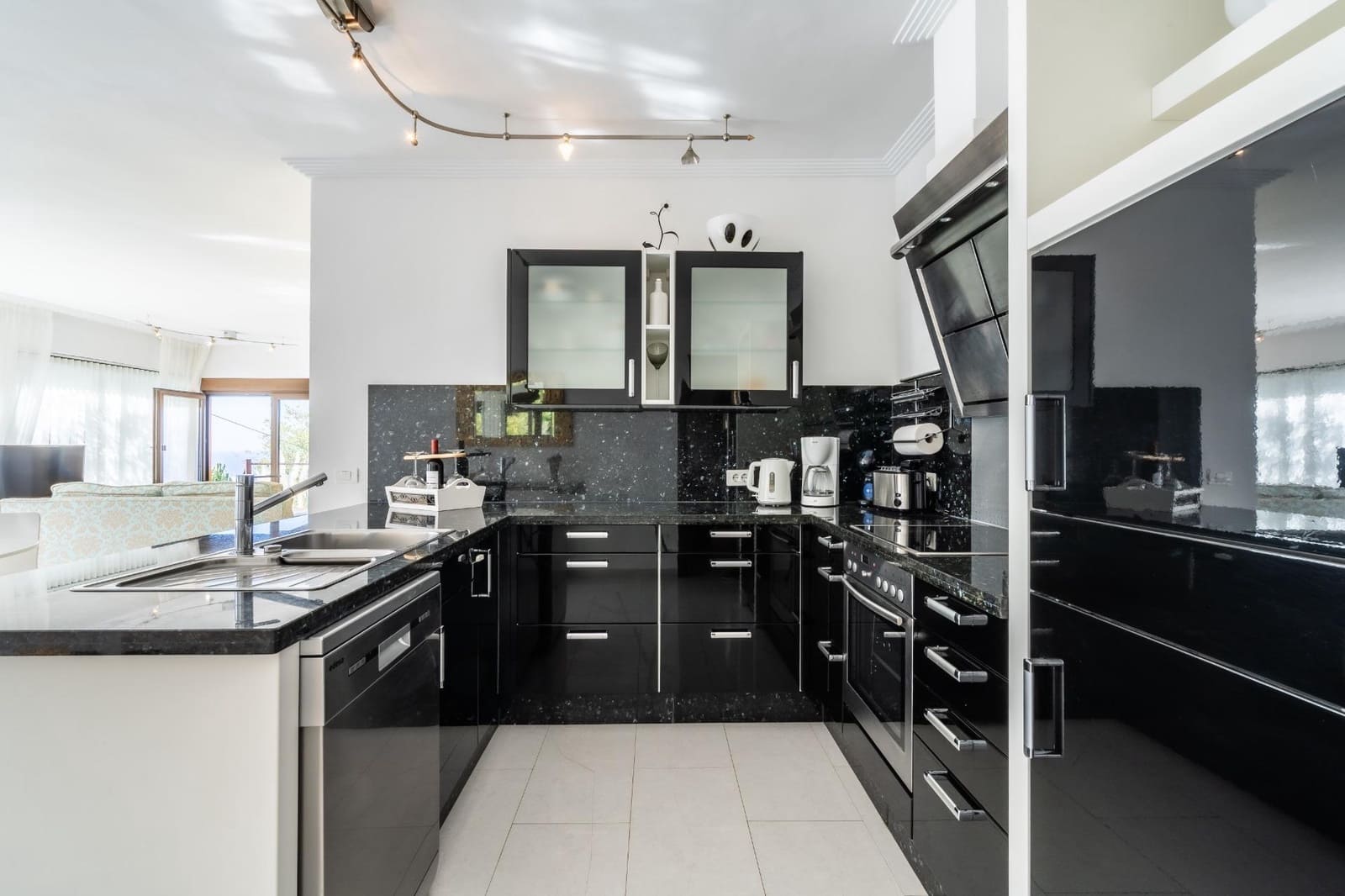 14 bedroom Villa for sale in Guia de Isora with pool - € 2,499,000 (Ref: 9670761)
