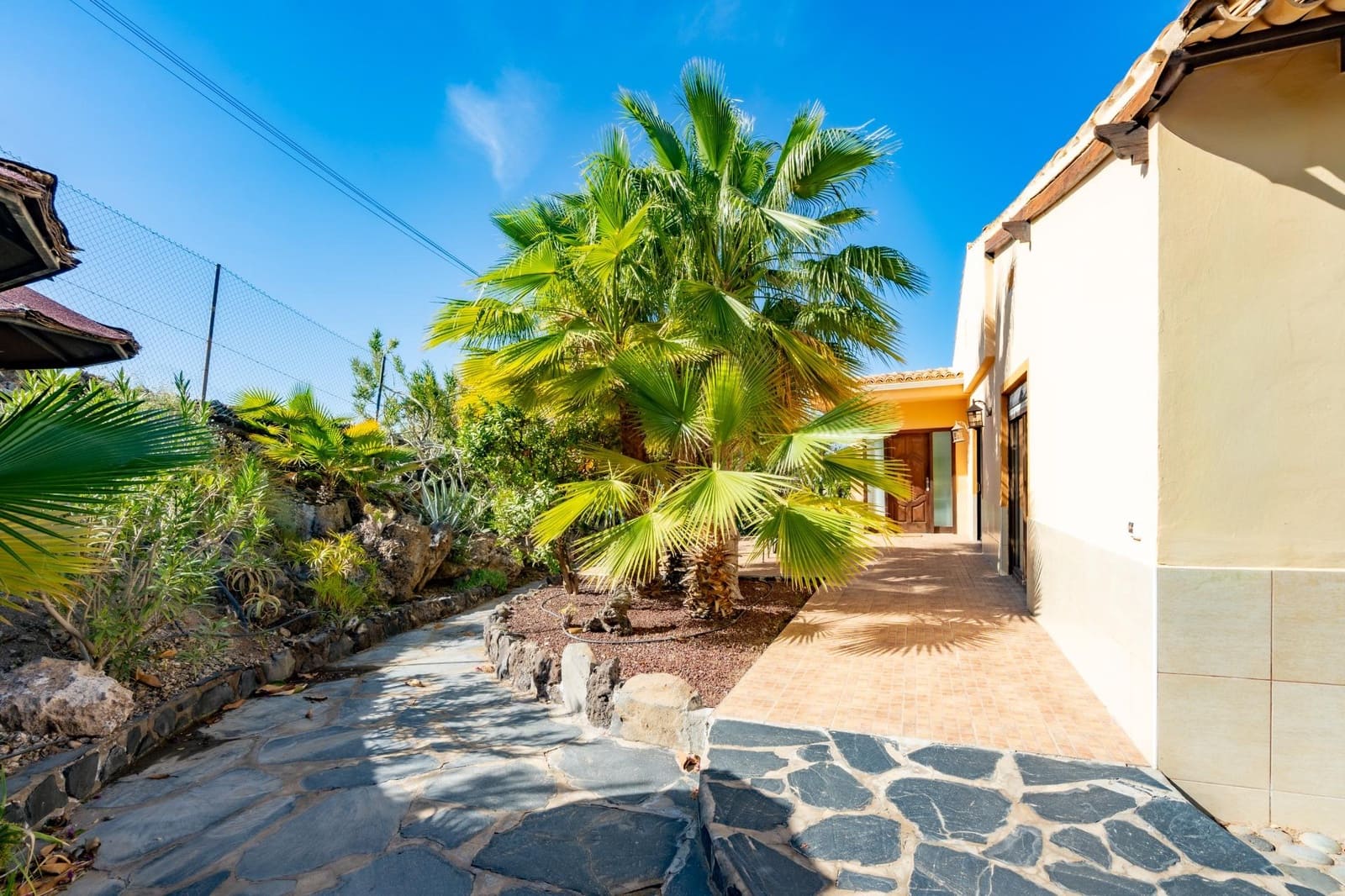14 bedroom Villa for sale in Guia de Isora with pool - € 2,499,000 (Ref: 9670761)