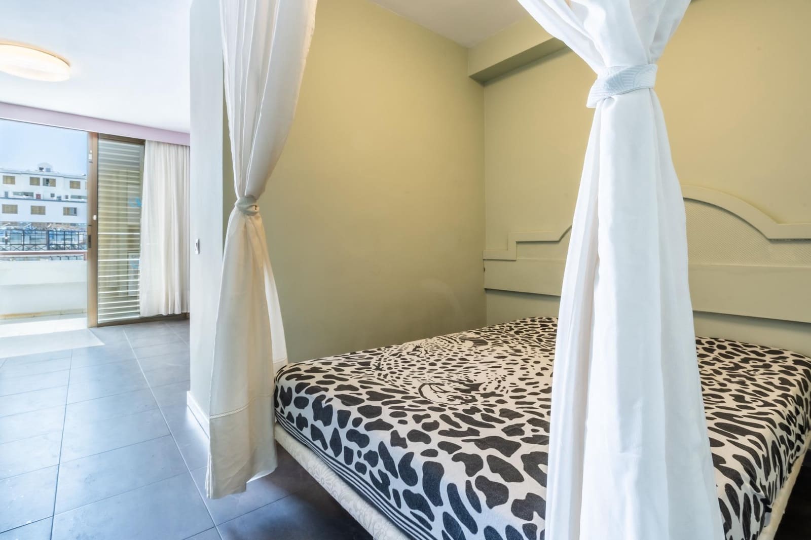 Studio for rent in Costa Adeje with pool - € 990 (Ref: 9735665)