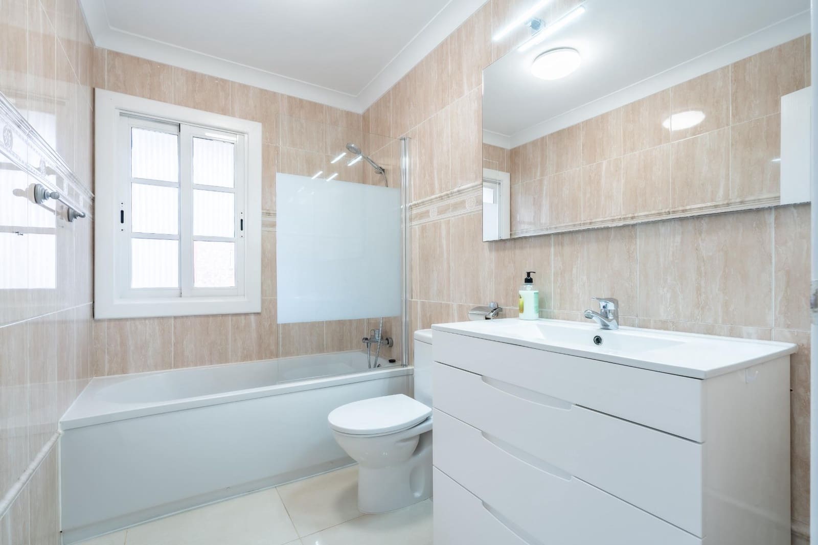 Adosado de 4 habitaciones en Adeje en venta - 589.000 € (Ref: 9833730)
