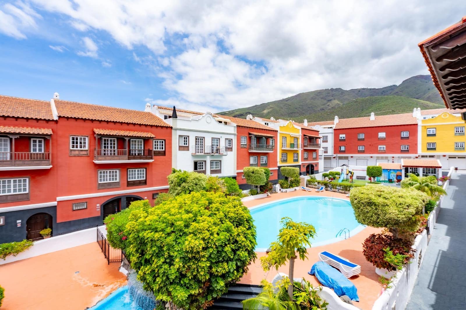 Adosado de 4 habitaciones en Adeje en venta - 589.000 € (Ref: 9833730)