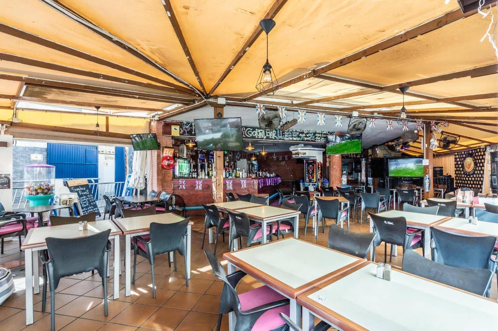 Kommersiell til salgs i Playa de las Americas - € 399 000 (Ref: 9983076)