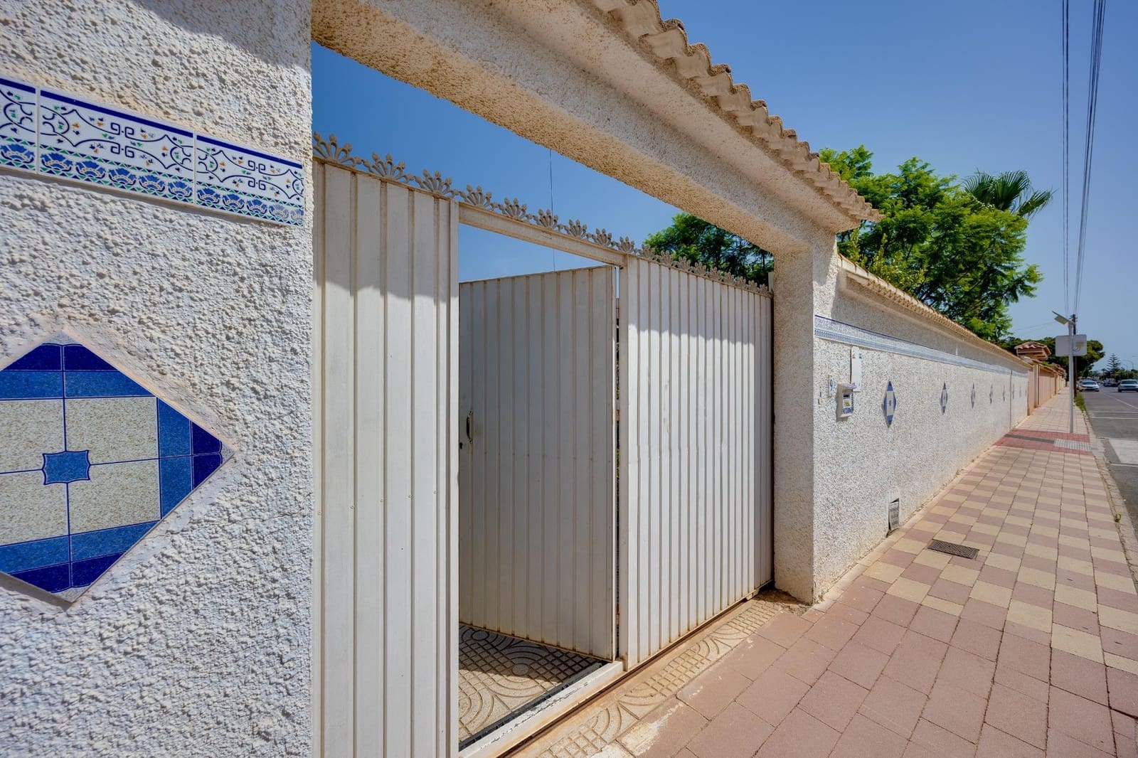 4 bedroom Villa for sale in Torrevieja with pool garage - € 499,900 (Ref: 10003627)