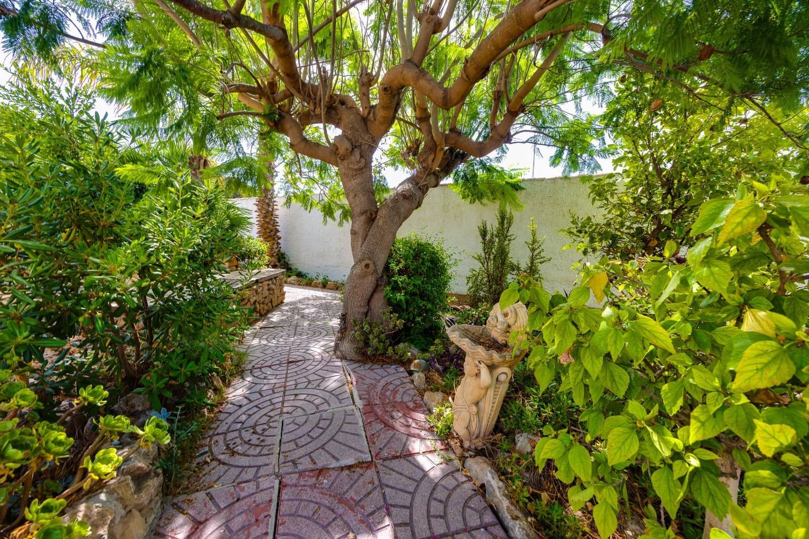4 bedroom Villa for sale in Torrevieja with pool garage - € 499,900 (Ref: 10003627)