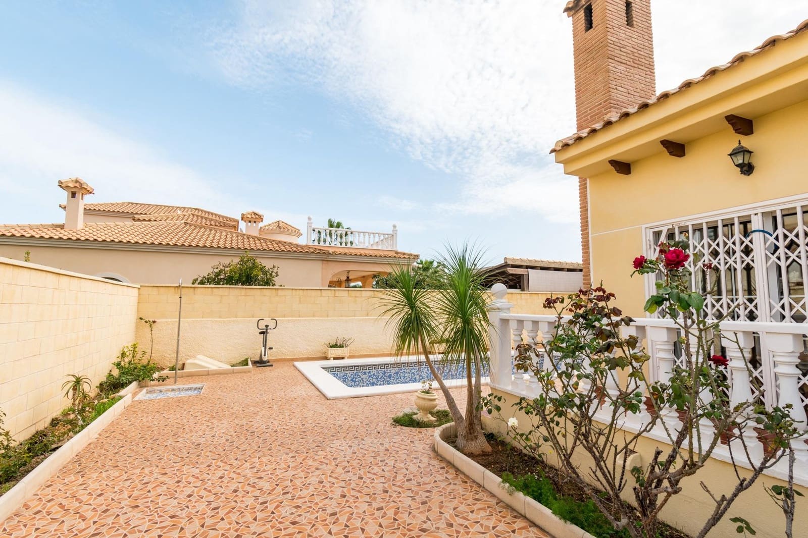 4 bedroom Villa for sale in Playa Flamenca with pool garage - € 590,000 (Ref: 8662848)