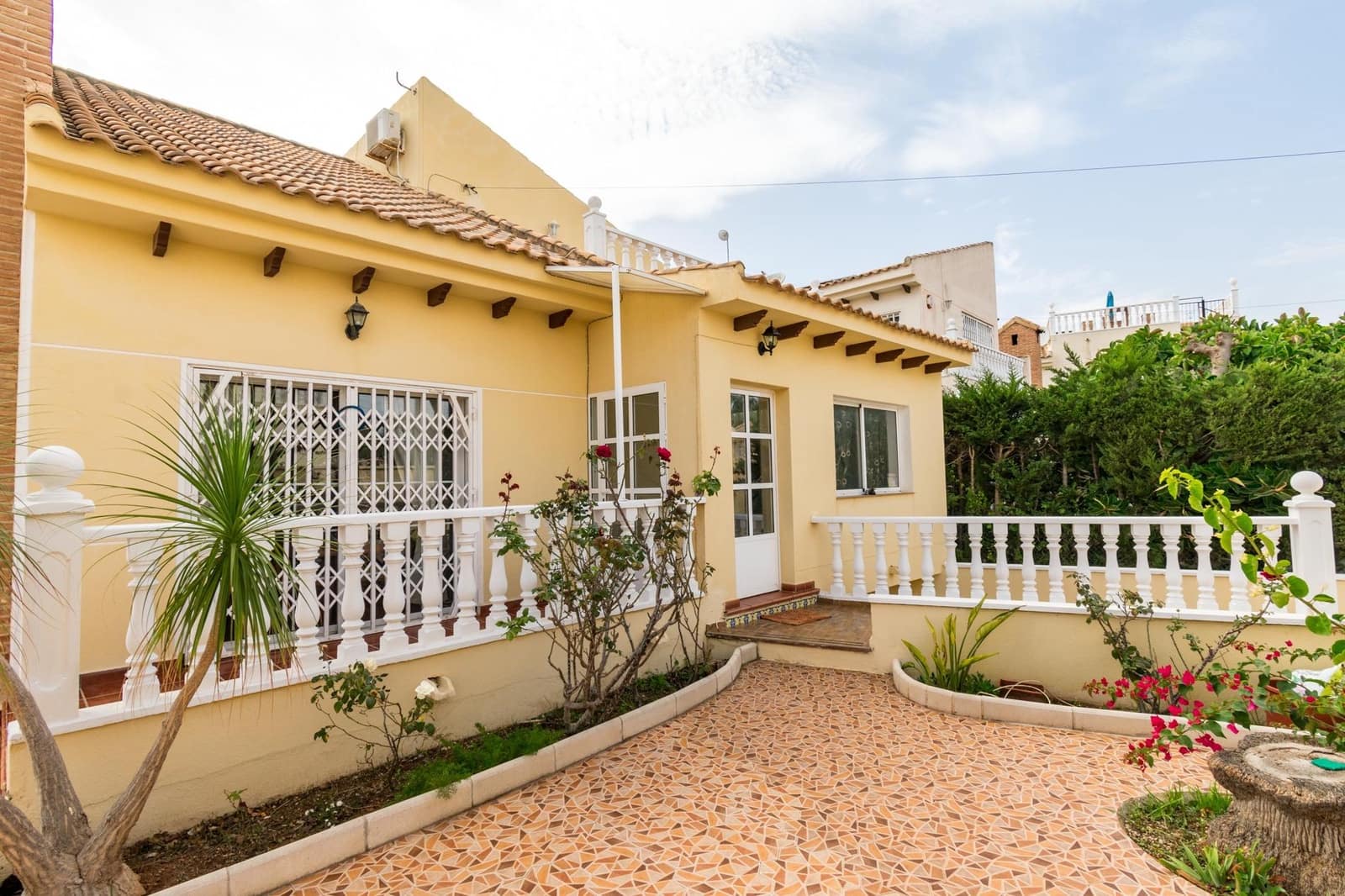 4 bedroom Villa for sale in Playa Flamenca with pool garage - € 590,000 (Ref: 8662848)