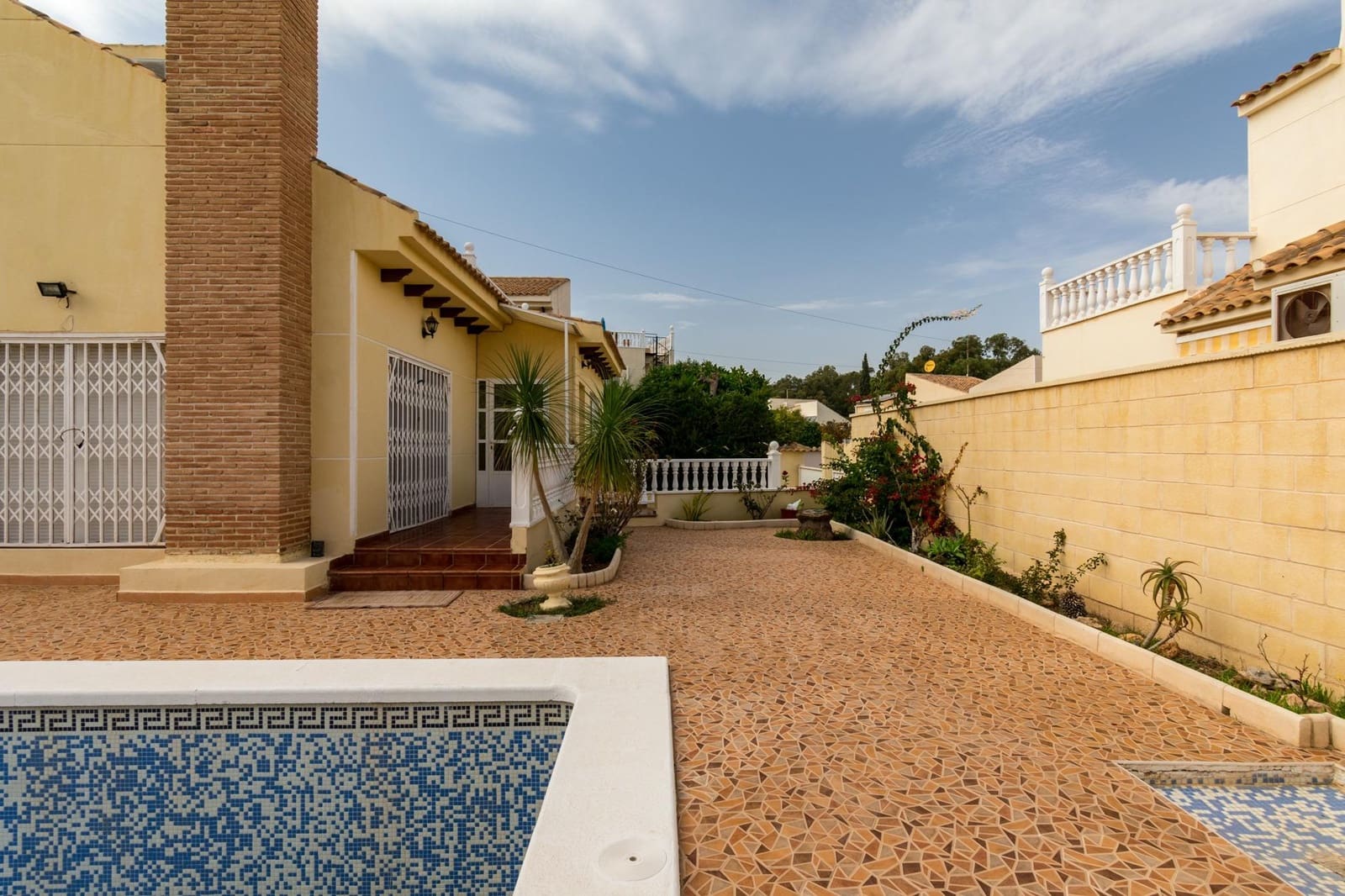 4 bedroom Villa for sale in Playa Flamenca with pool garage - € 590,000 (Ref: 8662848)