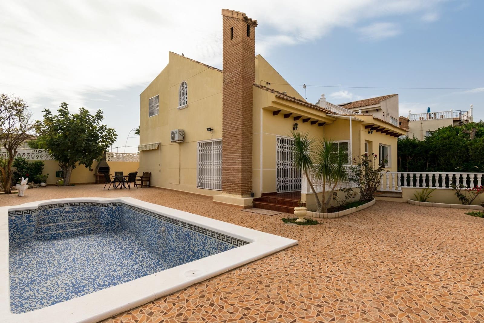 4 bedroom Villa for sale in Playa Flamenca with pool garage - € 590,000 (Ref: 8662848)