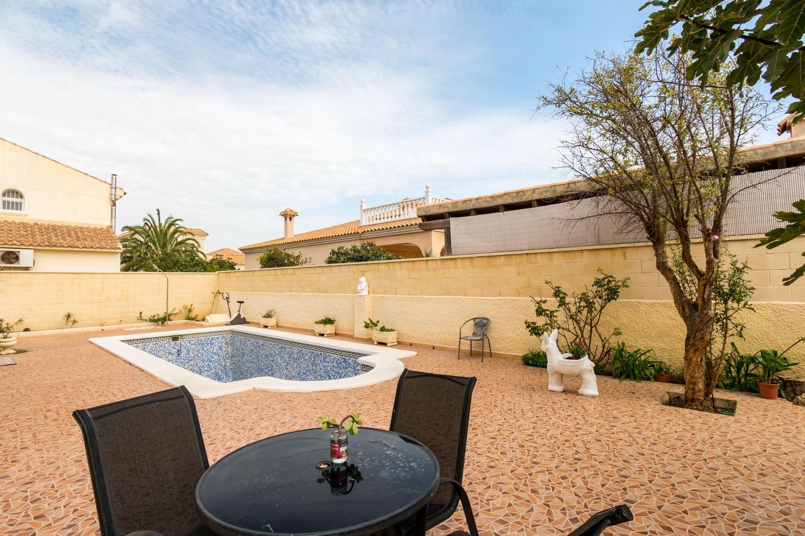 4 bedroom Villa for sale in Playa Flamenca with pool garage - € 590,000 (Ref: 8662848)