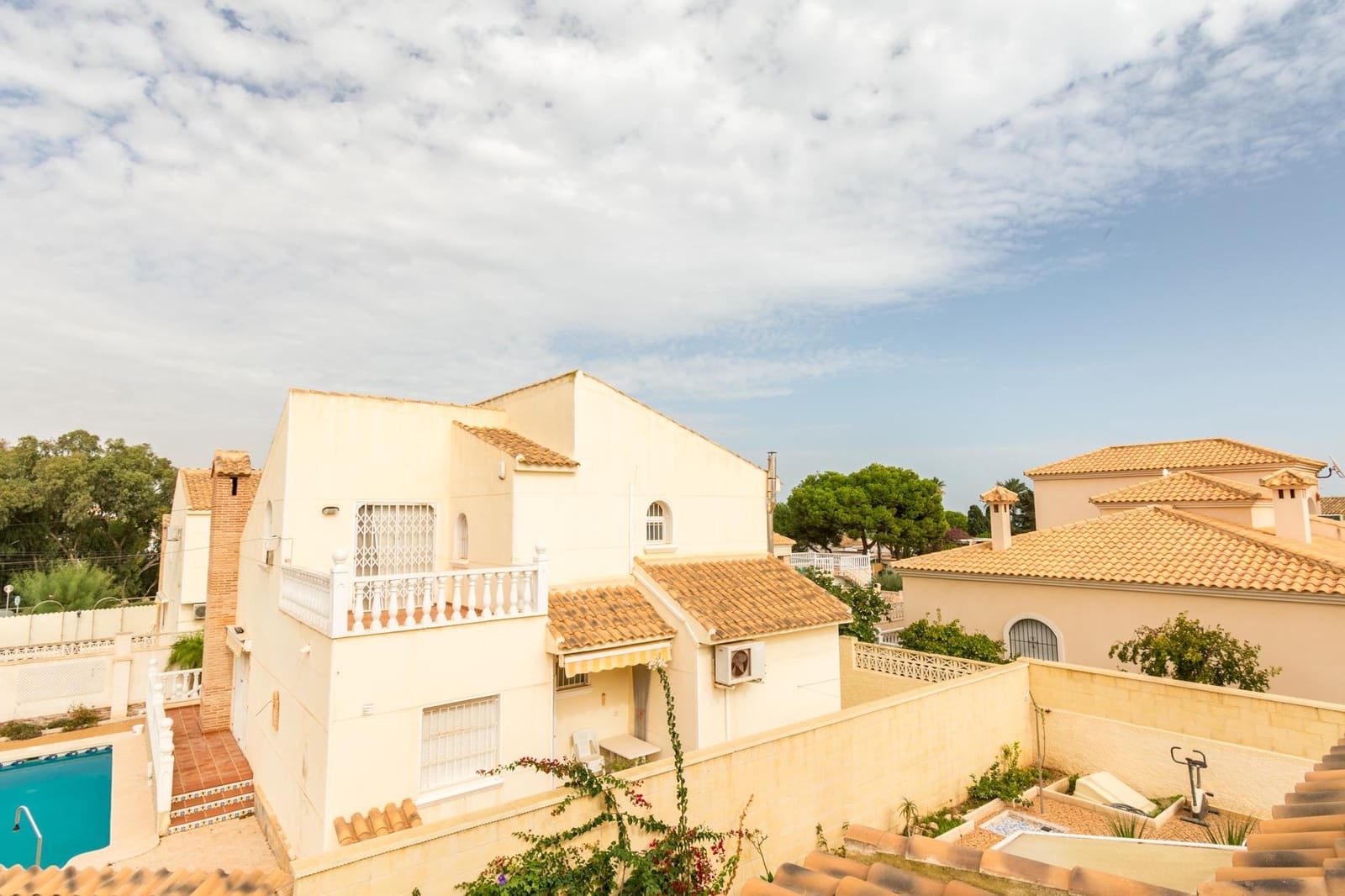 4 bedroom Villa for sale in Playa Flamenca with pool garage - € 590,000 (Ref: 8662848)