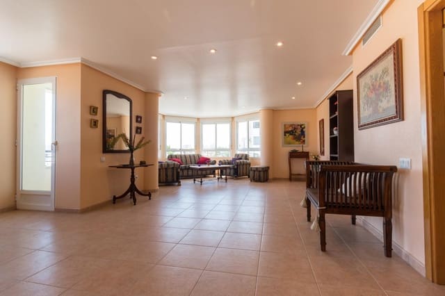 5 bedroom Apartment for sale in El Molino, Torrevieja with garage - € 260,000 (Ref: 9462132)