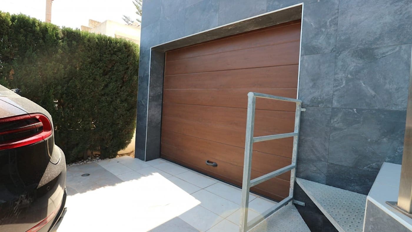 3 soverom Villa til salgs i Torrevieja med svømmebasseng garasje - € 690 000 (Ref: 9462135)