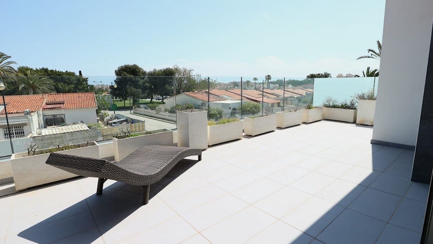 3 soverom Villa til salgs i Torrevieja med svømmebasseng garasje - € 690 000 (Ref: 9462135)