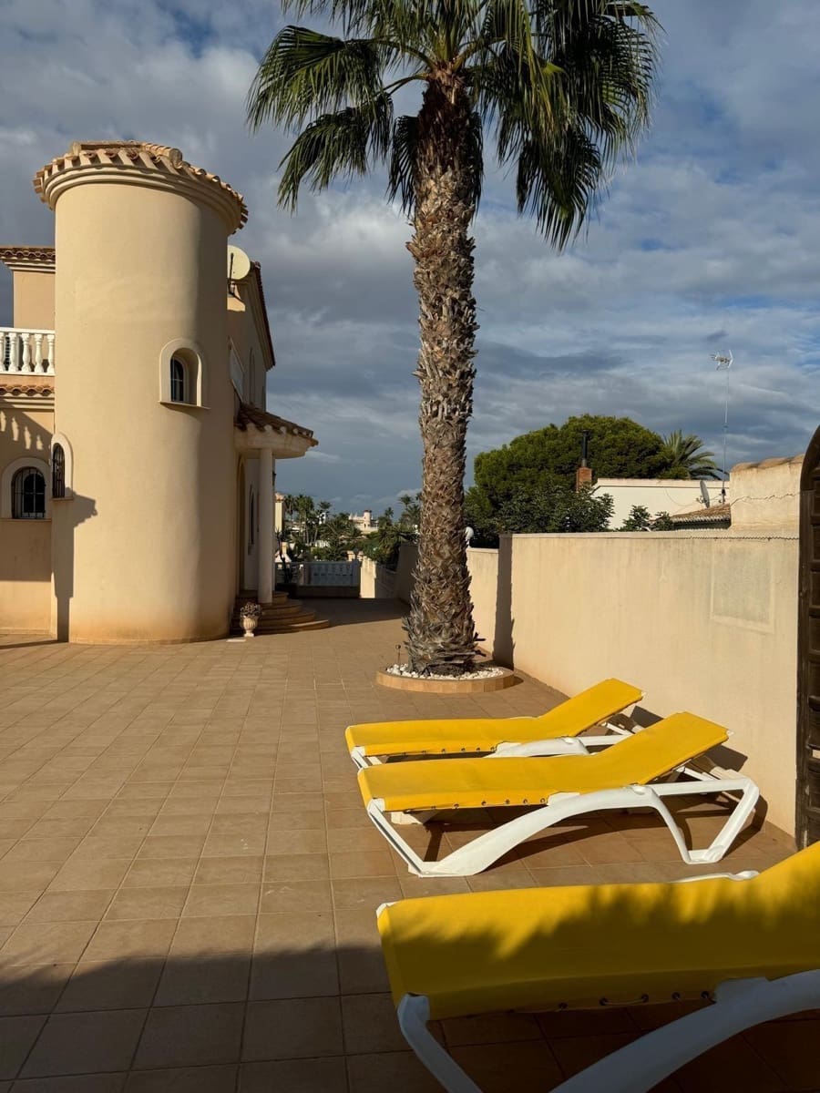 Chalet de 4 habitaciones en La Zenia en venta con piscina - 890.000 € (Ref: 9462163)