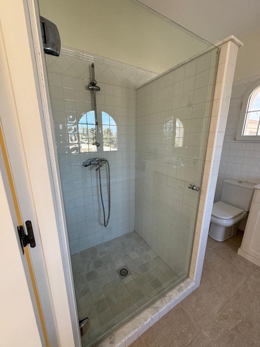 Chalet de 4 habitaciones en La Zenia en venta con piscina - 890.000 € (Ref: 9462163)