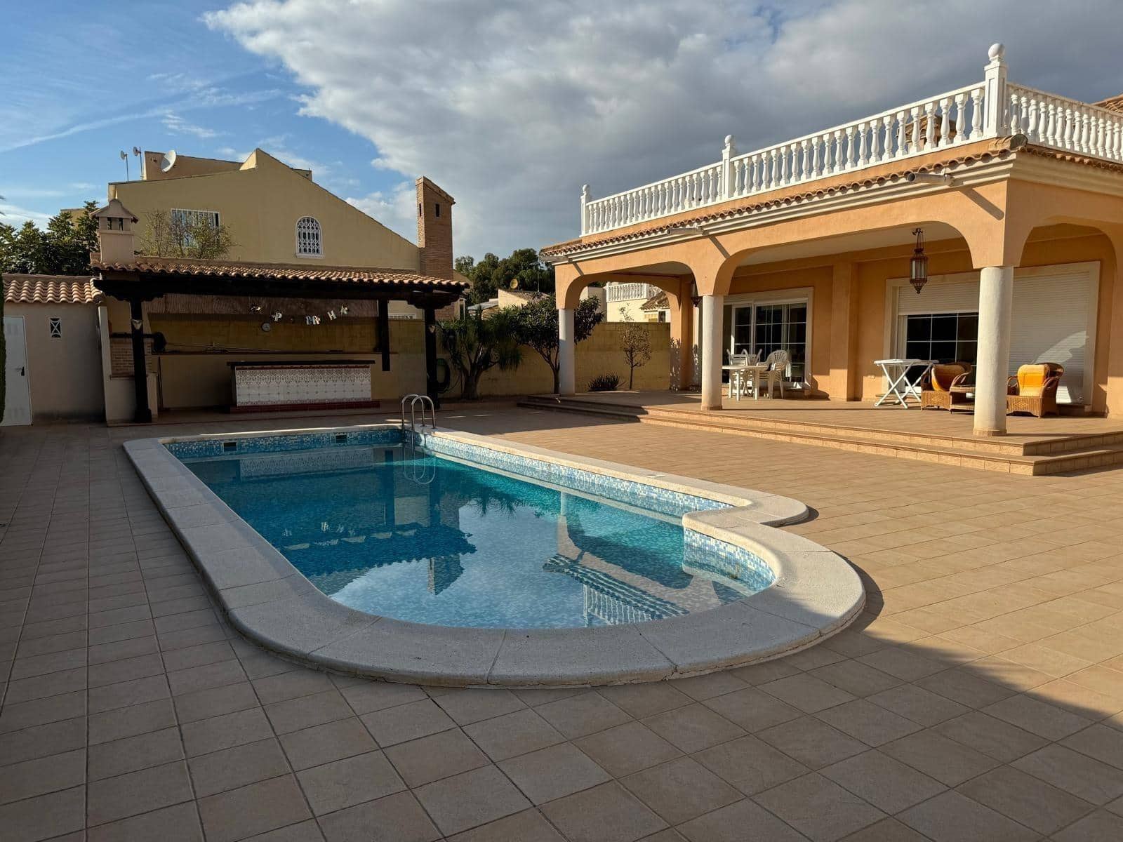 Chalet de 4 habitaciones en La Zenia en venta con piscina - 890.000 € (Ref: 9462163)
