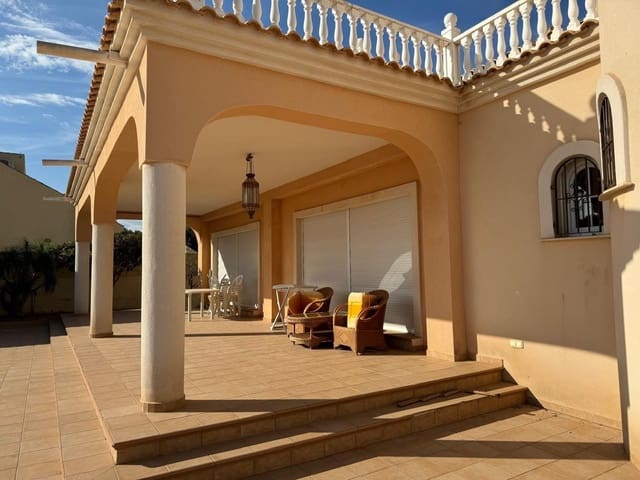 Chalet de 4 habitaciones en La Zenia, Orihuela en venta con piscina - 890.000 € (Ref: 9462163)