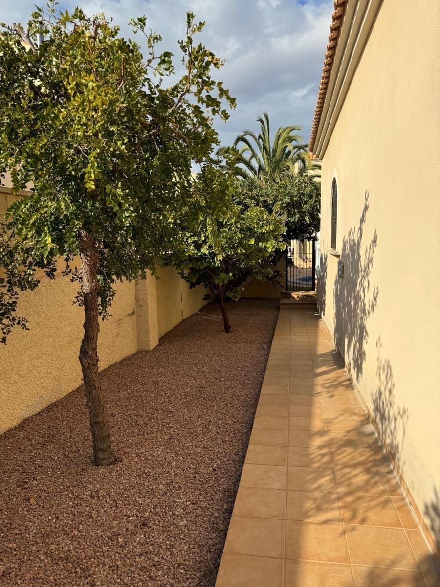 Chalet de 4 habitaciones en La Zenia en venta con piscina - 890.000 € (Ref: 9462163)