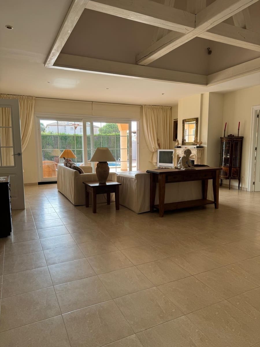 Chalet de 4 habitaciones en La Zenia en venta con piscina - 890.000 € (Ref: 9462163)