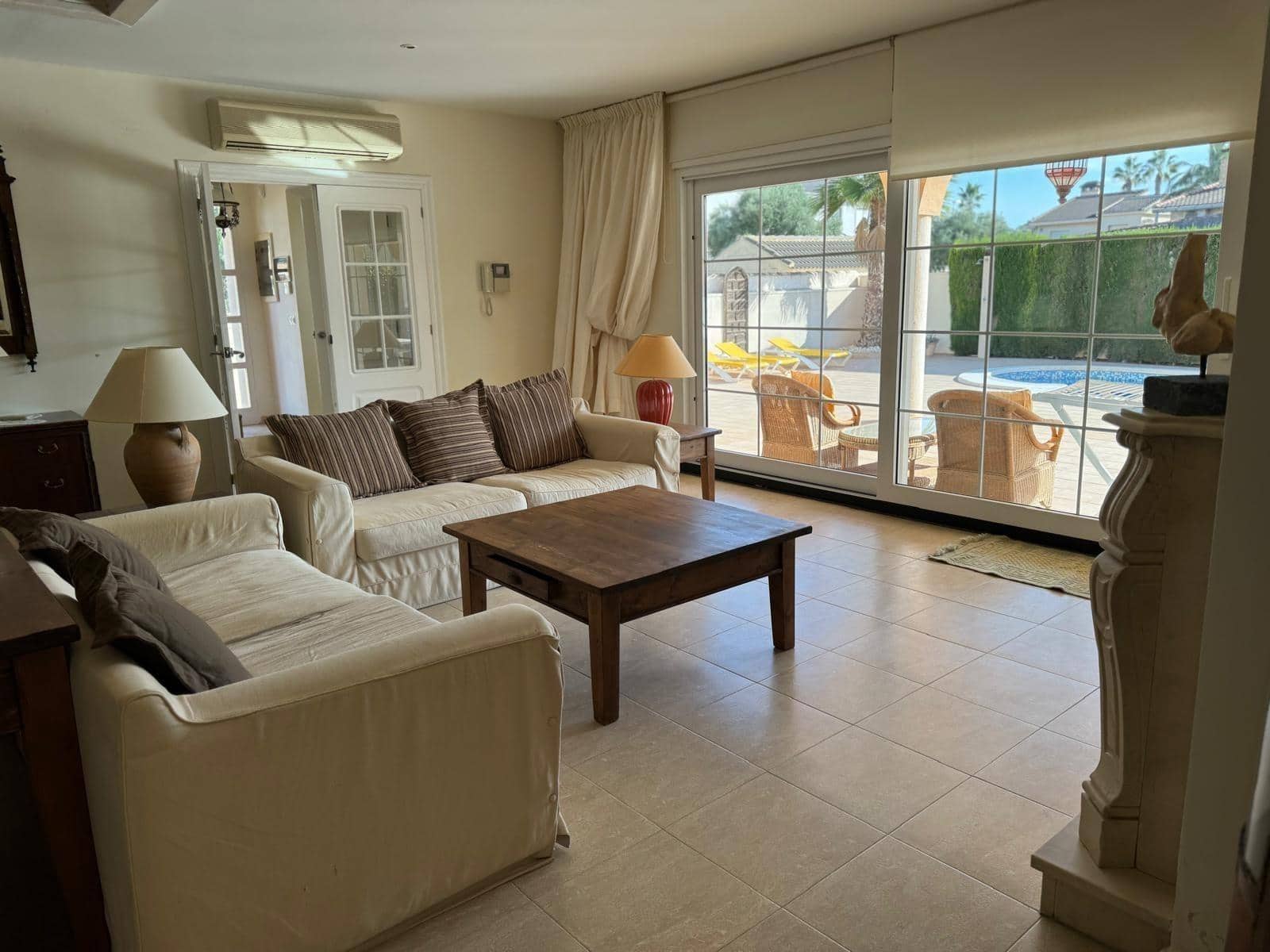 Chalet de 4 habitaciones en La Zenia en venta con piscina - 890.000 € (Ref: 9462163)