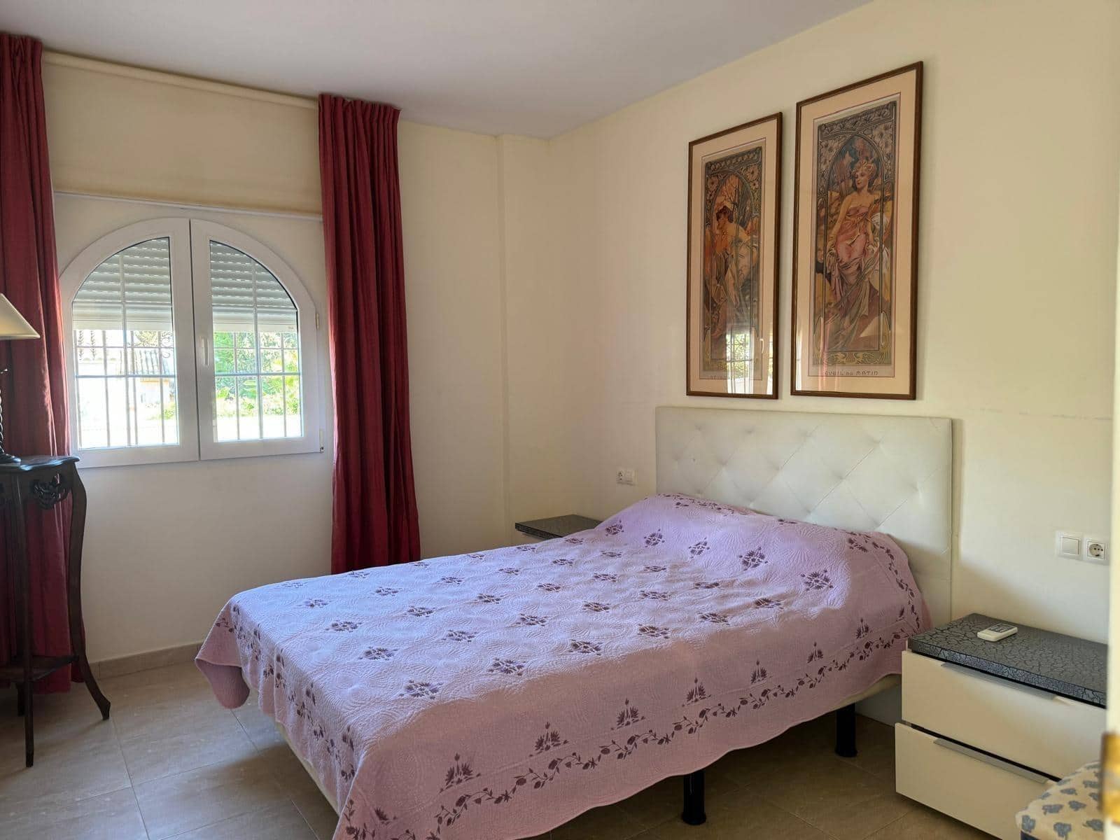 Chalet de 4 habitaciones en La Zenia en venta con piscina - 890.000 € (Ref: 9462163)