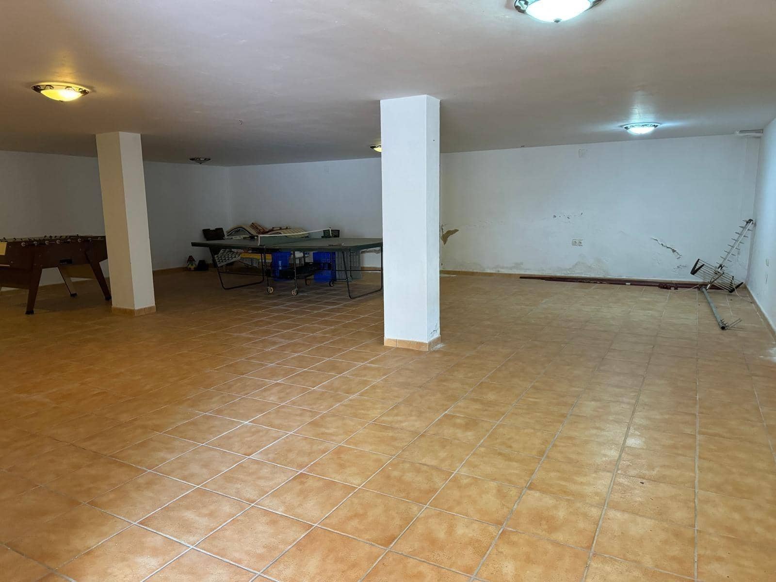 Chalet de 4 habitaciones en La Zenia en venta con piscina - 890.000 € (Ref: 9462163)