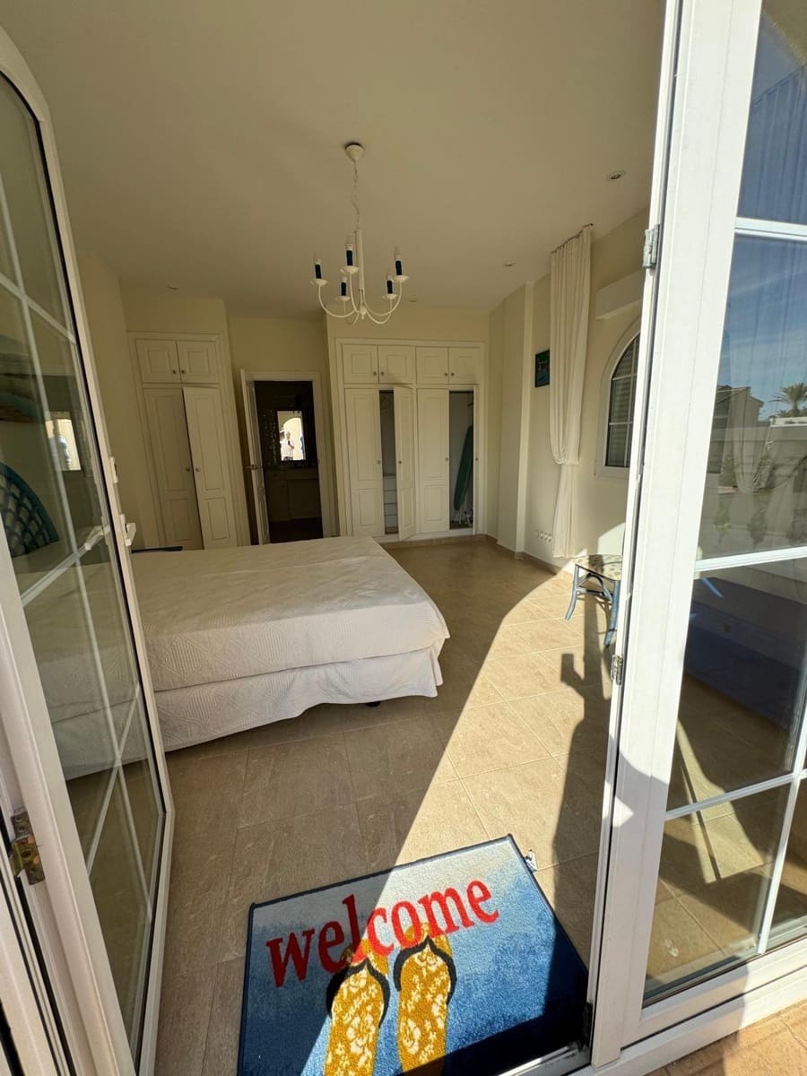 Chalet de 4 habitaciones en La Zenia en venta con piscina - 890.000 € (Ref: 9462163)