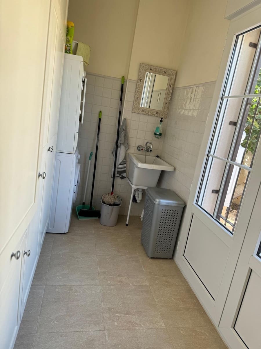 Chalet de 4 habitaciones en La Zenia en venta con piscina - 890.000 € (Ref: 9462163)