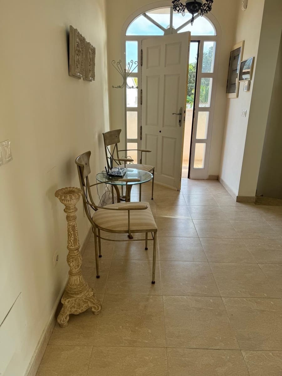 Chalet de 4 habitaciones en La Zenia en venta con piscina - 890.000 € (Ref: 9462163)