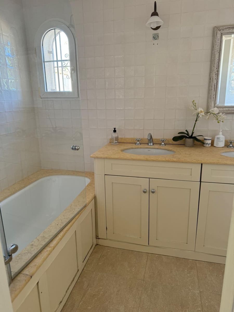 Chalet de 4 habitaciones en La Zenia en venta con piscina - 890.000 € (Ref: 9462163)