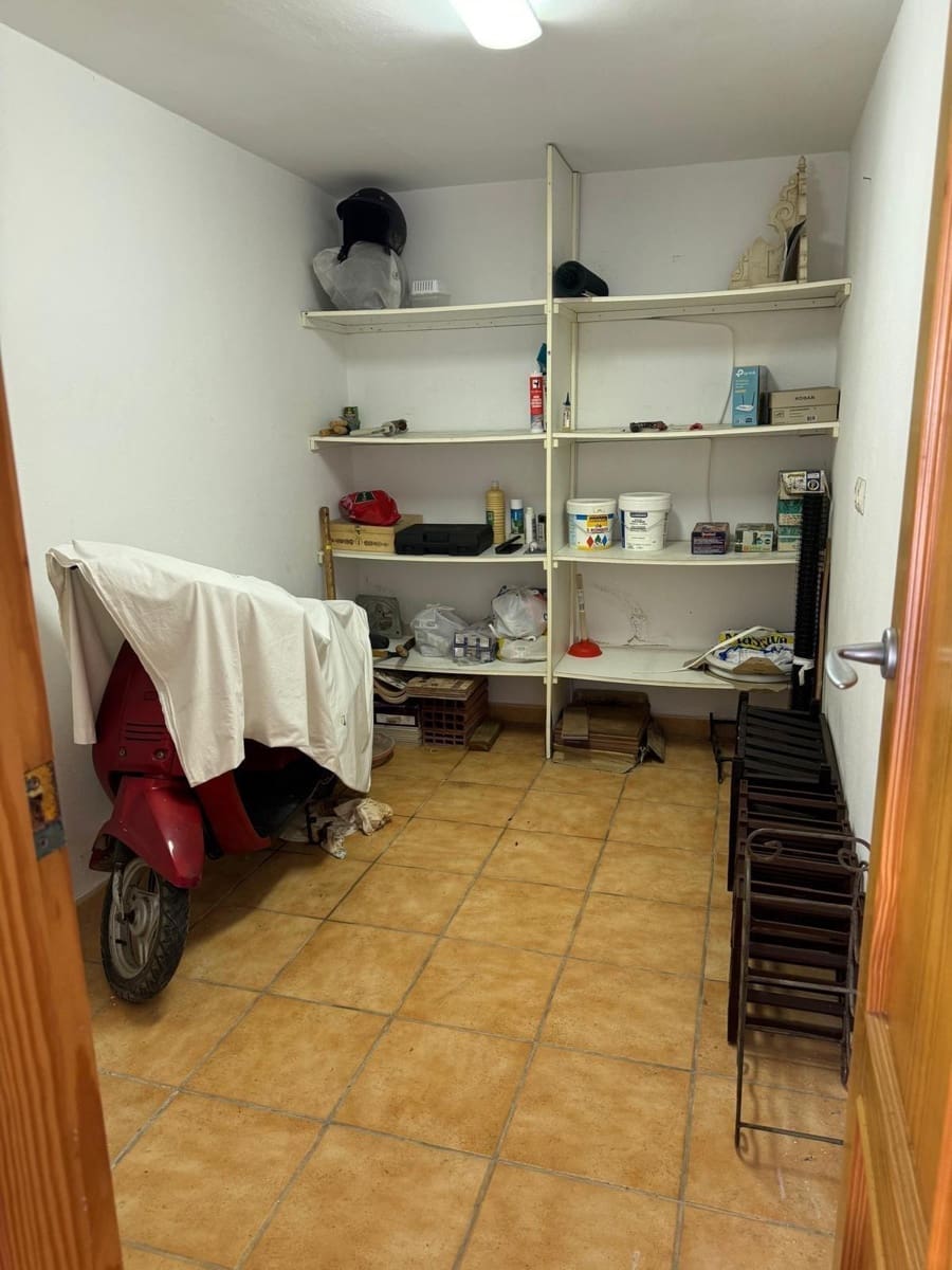 Chalet de 4 habitaciones en La Zenia en venta con piscina - 890.000 € (Ref: 9462163)