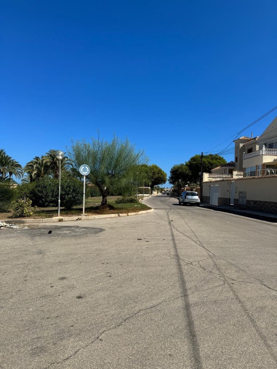 Chalet de 4 habitaciones en La Zenia en venta con piscina - 890.000 € (Ref: 9462163)