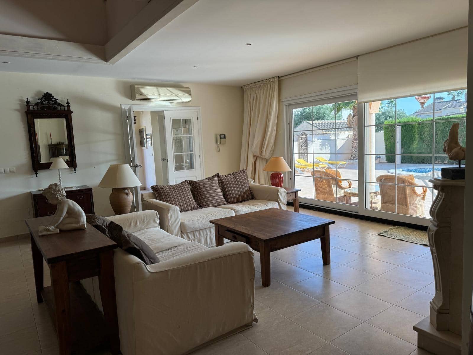 Chalet de 4 habitaciones en La Zenia en venta con piscina - 890.000 € (Ref: 9462163)