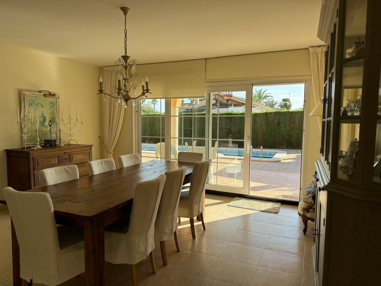 Chalet de 4 habitaciones en La Zenia en venta con piscina - 890.000 € (Ref: 9462163)