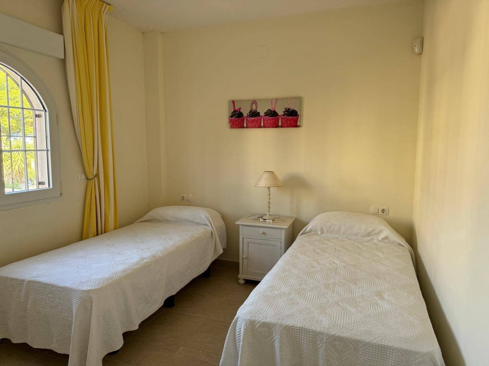 Chalet de 4 habitaciones en La Zenia en venta con piscina - 890.000 € (Ref: 9462163)