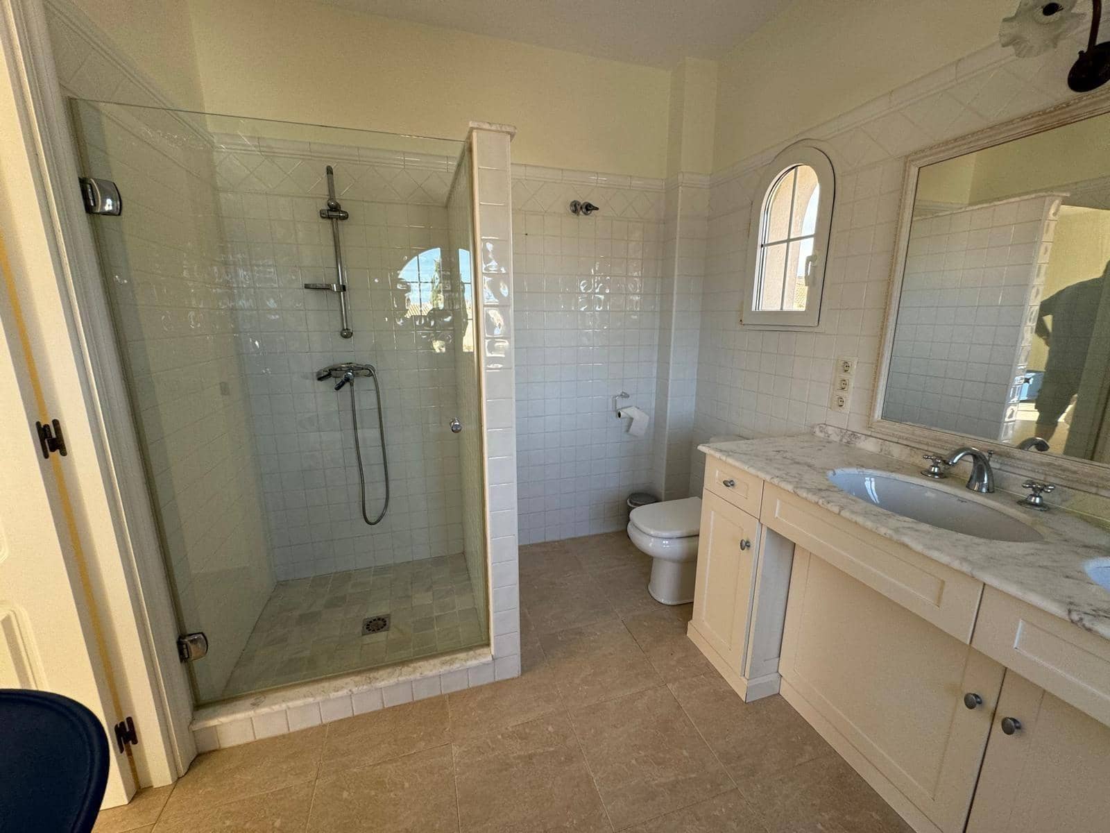 Chalet de 4 habitaciones en La Zenia en venta con piscina - 890.000 € (Ref: 9462163)