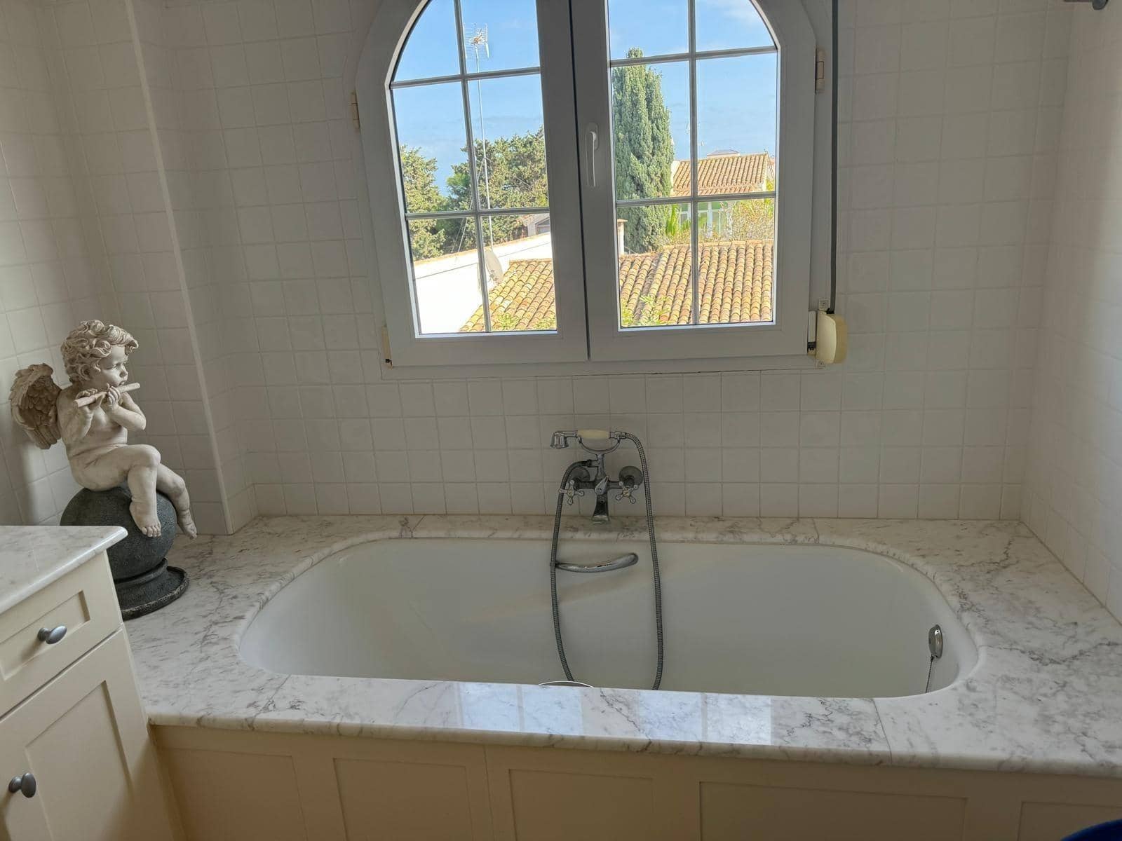 Chalet de 4 habitaciones en La Zenia en venta con piscina - 890.000 € (Ref: 9462163)