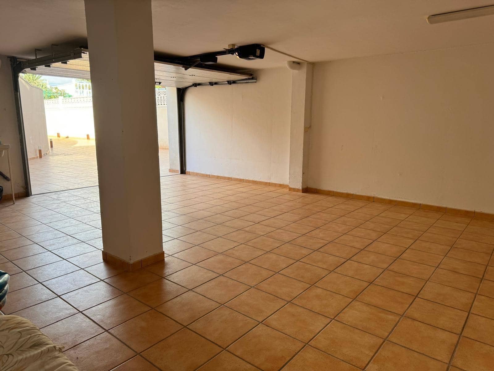 Chalet de 4 habitaciones en La Zenia en venta con piscina - 890.000 € (Ref: 9462163)