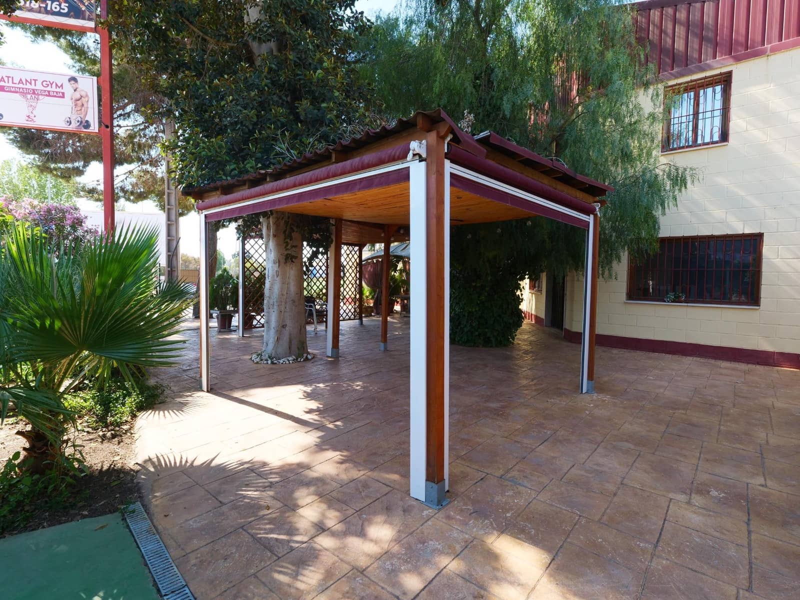 Business for sale in Almoradi - € 725,000 (Ref: 9462188)