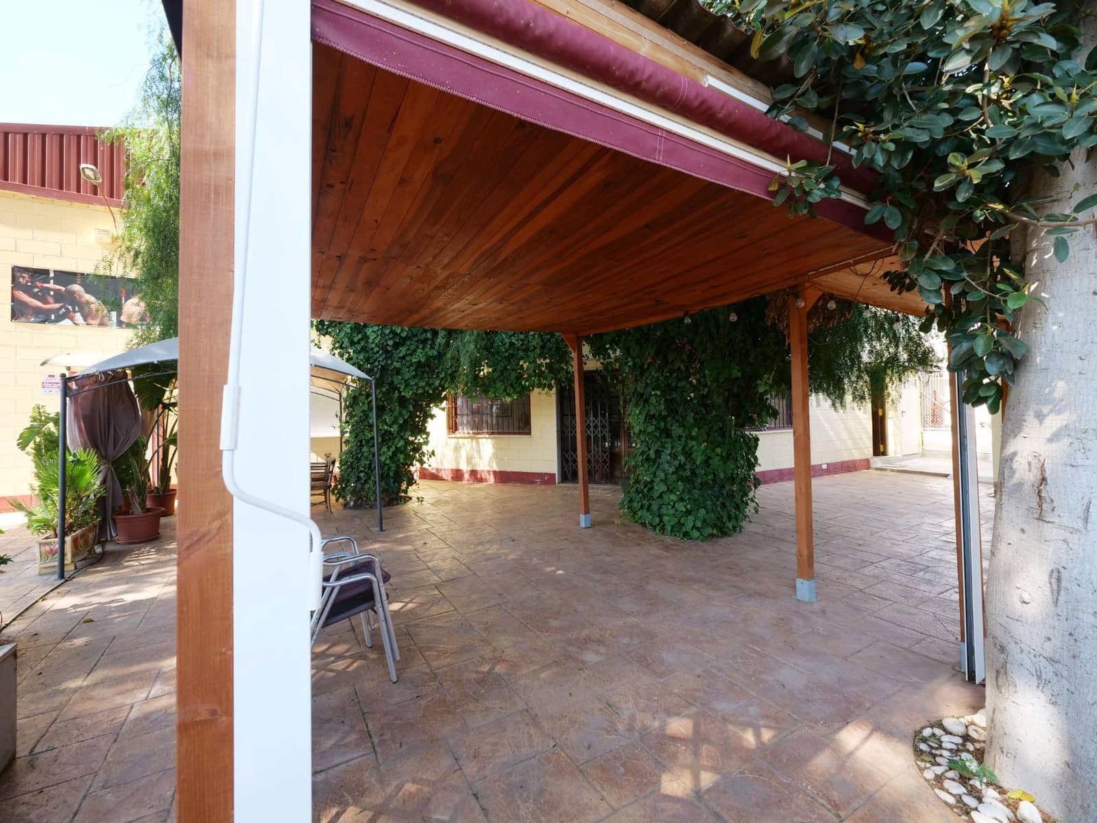 Business for sale in Almoradi - € 725,000 (Ref: 9462188)