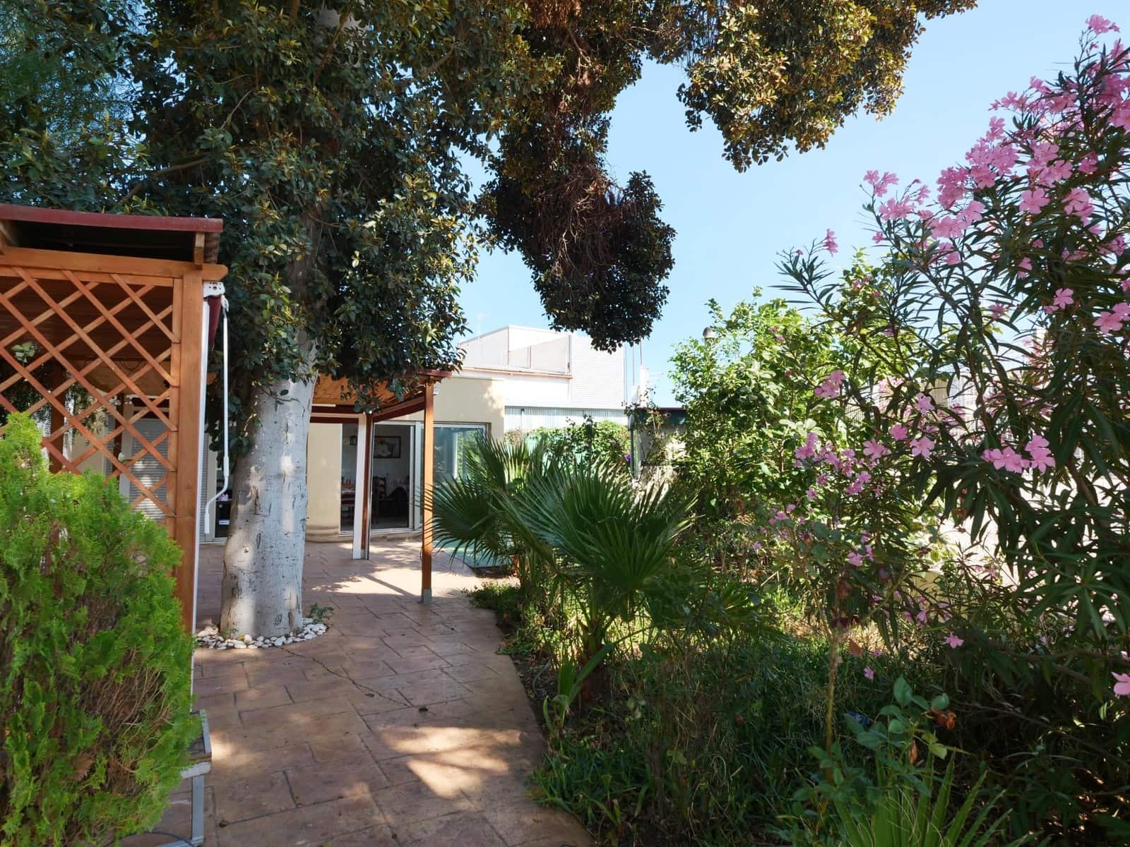 Business for sale in Almoradi - € 725,000 (Ref: 9462188)