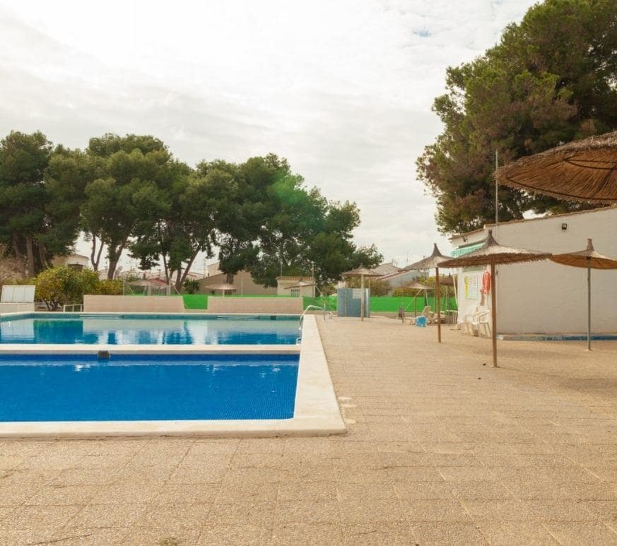 2 makuuhuone Huoneisto myytävänä paikassa El Limonar mukana uima-altaan - 129 990 € (Ref: 9462193)