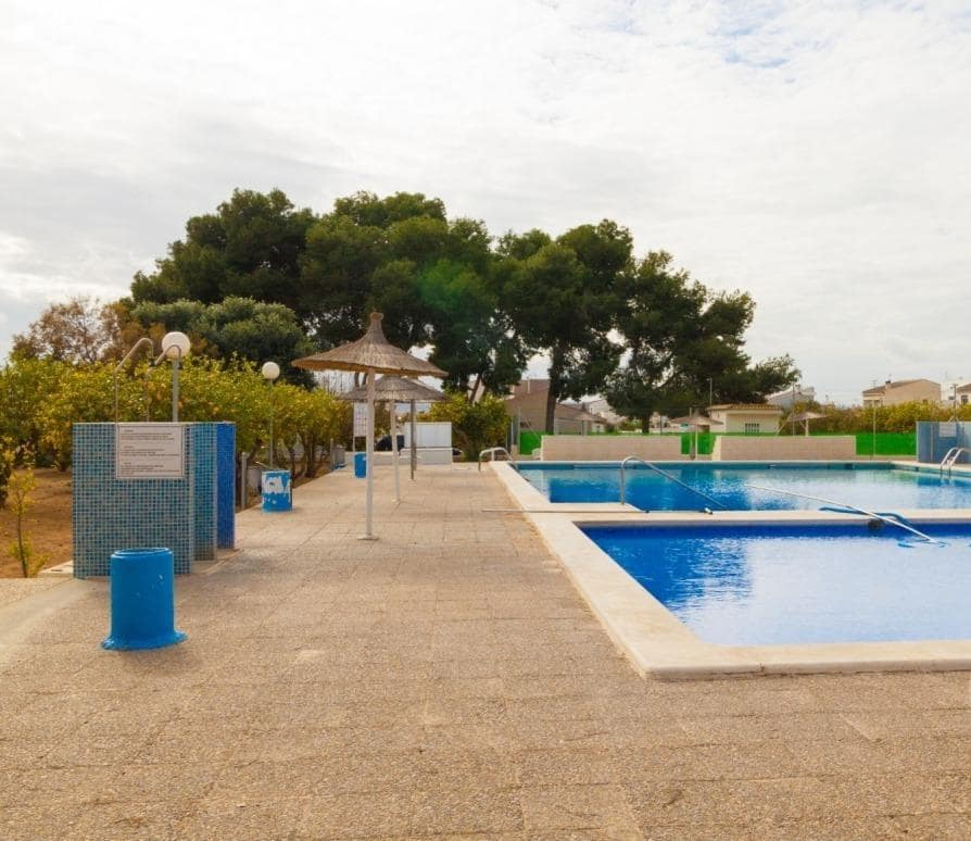 2 makuuhuone Huoneisto myytävänä paikassa El Limonar mukana uima-altaan - 129 990 € (Ref: 9462193)