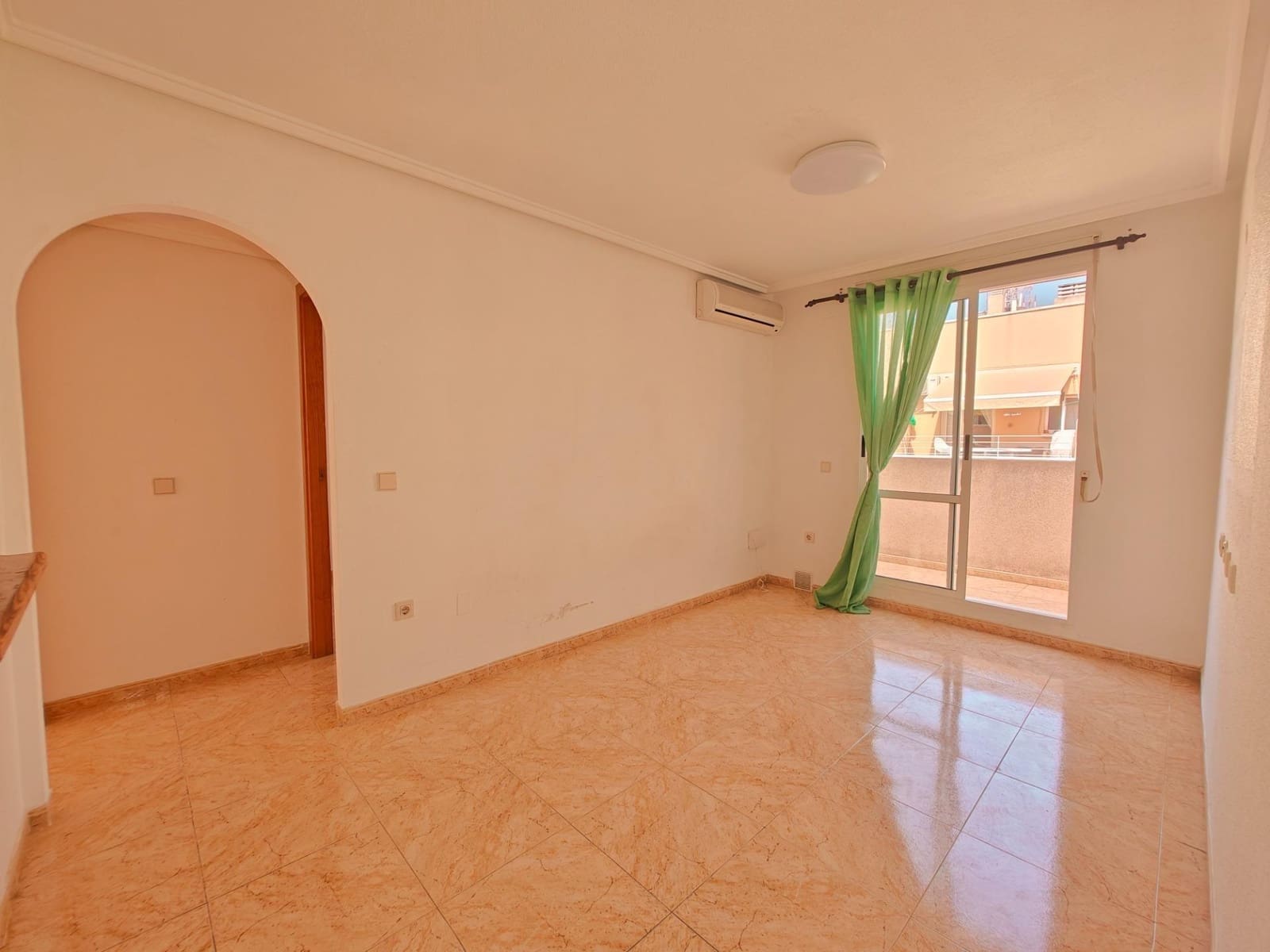 Apartamento de 2 habitaciones en Torrevieja en venta con piscina - 138.000 € (Ref: 9462217)