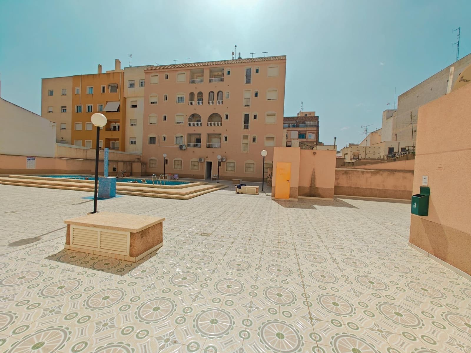 Apartamento de 2 habitaciones en Torrevieja en venta con piscina - 138.000 € (Ref: 9462217)