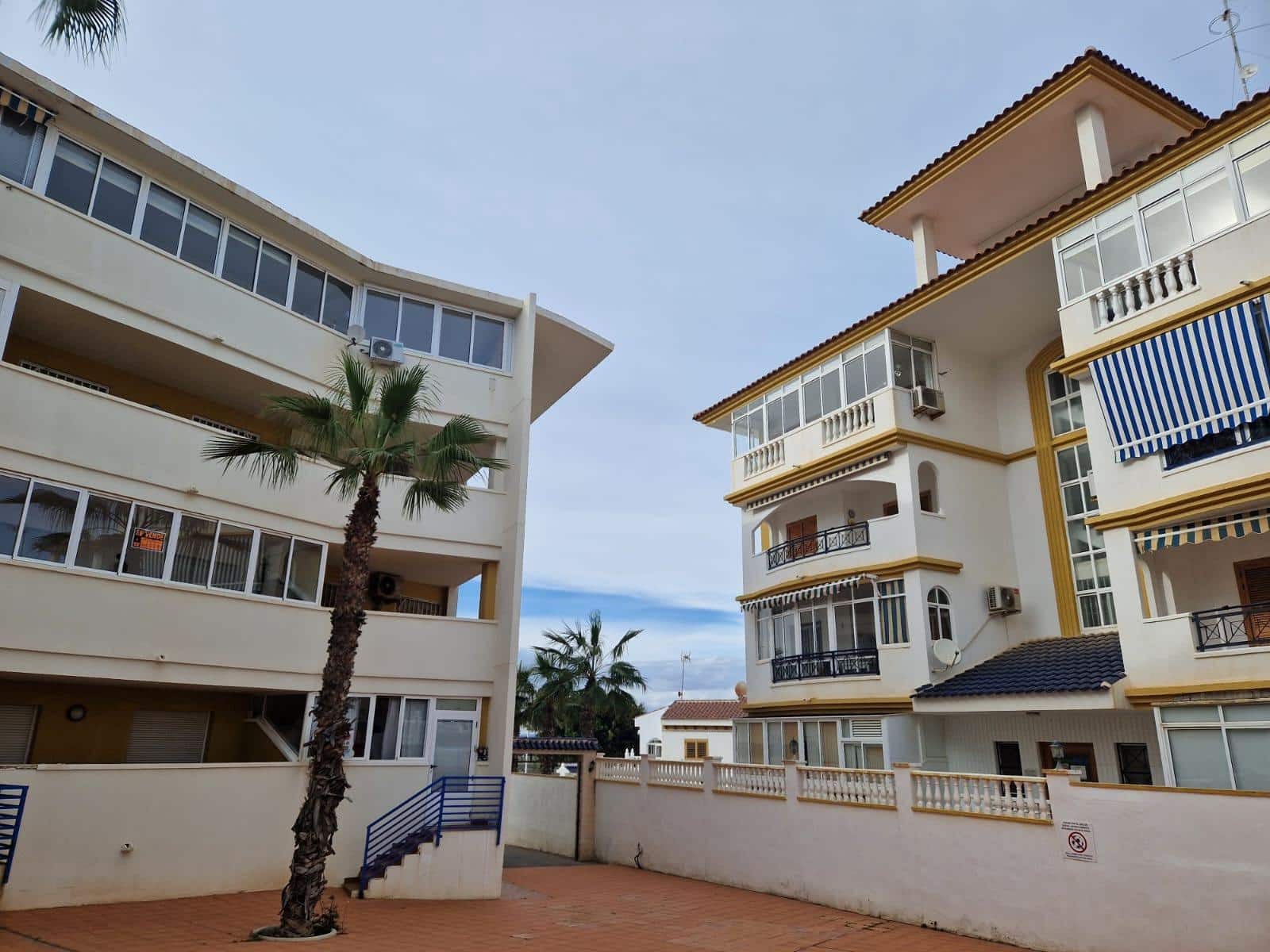 2 bedroom Flat for sale in Torrevieja with pool - € 155,000 (Ref: 9462227)