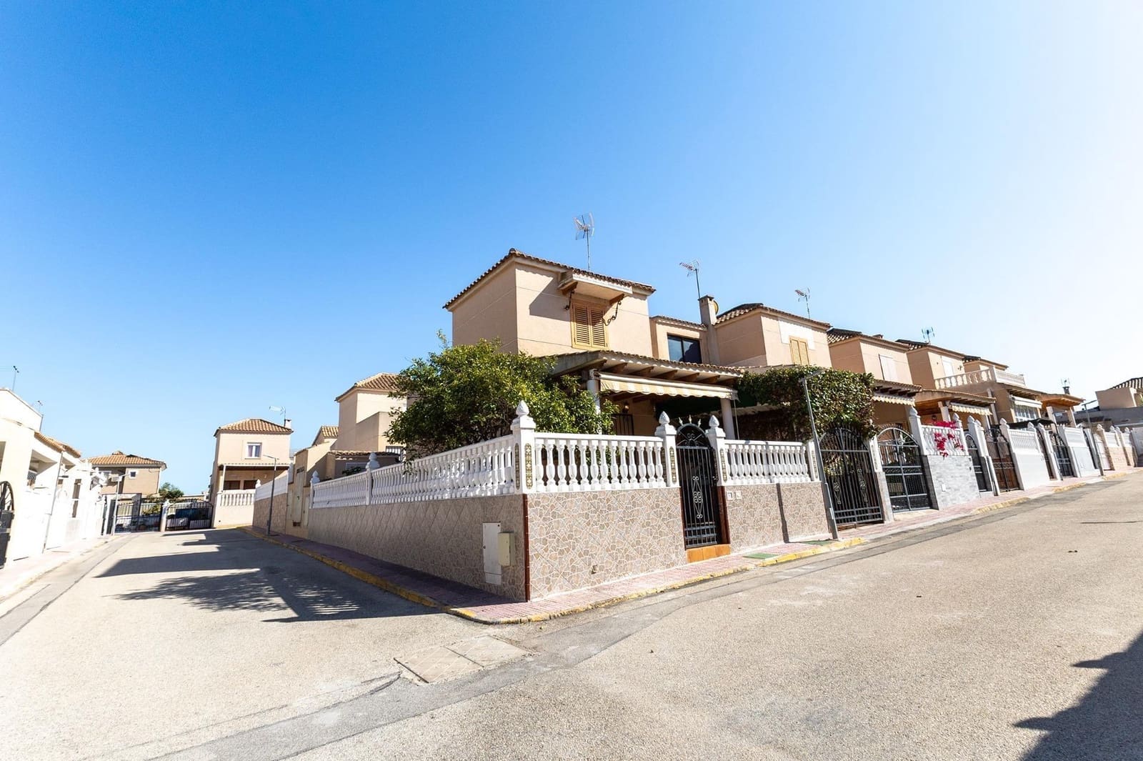 3 bedroom Terraced Villa for sale in La Siesta with pool - € 198,000 (Ref: 9462239)