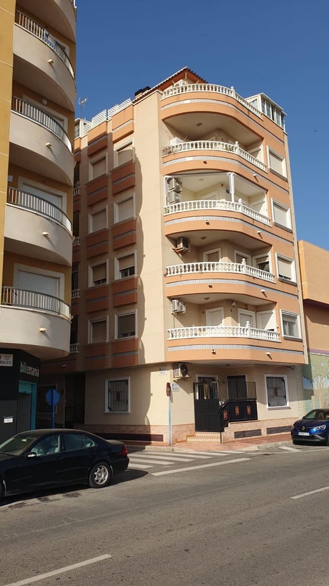 3 bedroom Flat for sale in Torrevieja - € 150,000 (Ref: 9462256)